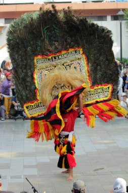 Jakarta, Endonezya. 10 Nisan 2024. TMII 'de Reyog Ponorogo' nun halk performansı, Jakarta 'nın ilgisini çekti.