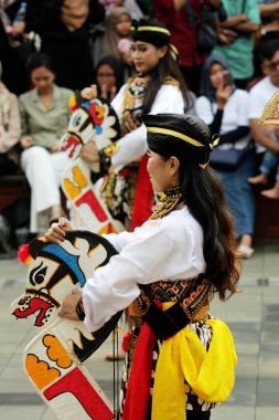 Jakarta, Endonezya. 10 Nisan 2024. TMII 'de Reyog Ponorogo' nun halk performansı, Jakarta 'nın ilgisini çekti.