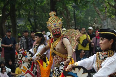 Jakarta, Endonezya. 10 Nisan 2024. TMII, Jakartas açık sahnede büyüleyici Reyog Ponorogo 'yu ziyaretçilere sergiledi