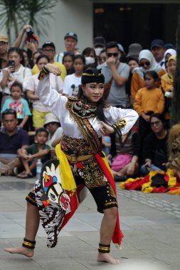 Jakarta, Endonezya. 10 Nisan 2024. Jakartas TMII 'deki Reyog Ponorogo gösterisine kalabalıklar katıldı