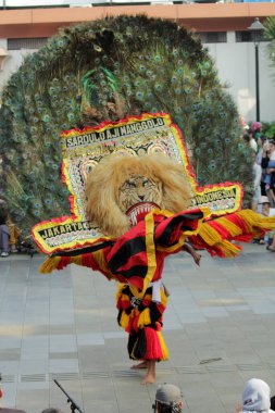 Jakarta, Endonezya. 10 Nisan 2024. Jakartas TMII 'deki Reyog Ponorogo gösterisine kalabalıklar katıldı