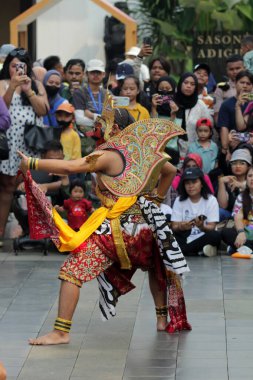 Jakarta, Endonezya. 10 Nisan 2024. Hevesler, Reyog Ponorogo 'yu TMII, Jakarta' da görmek için toplandı.