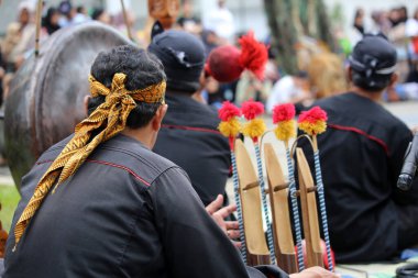Jakarta, Endonezya. 10 Nisan 2024. Jakarta 'da TMII' ler canlı bir Reyog Ponorogo halk sanatı gösterisi izlediler.