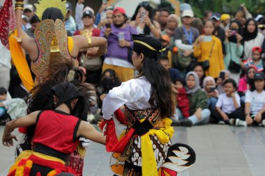 Jakarta, Endonezya. 10 Nisan 2024. Jakarta 'da TMII' ler canlı bir Reyog Ponorogo halk sanatı gösterisi izlediler.