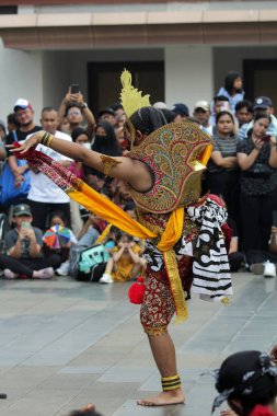 Jakarta, Endonezya. 10 Nisan 2024. Ziyaretçiler Reyog Ponorogo 'nun performansına tanık olmak için Jakartas TMII' ye akın ettiler.