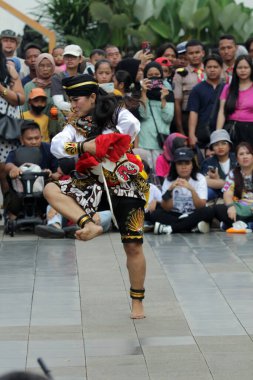 Jakarta, Endonezya. 10 Nisan 2024. Ziyaretçiler Reyog Ponorogo 'nun performansına tanık olmak için Jakartas TMII' ye akın ettiler.