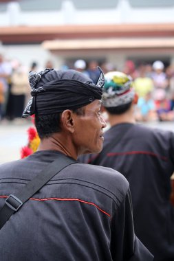 Jakarta, Endonezya. 10 Nisan 2024. Jakartas TMII 'deki açık hava Reyog Ponorogo performansı büyük bir seyirciyi cezbetti.