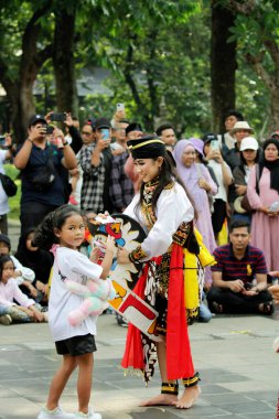 Jakarta, Endonezya. 10 Nisan 2024. Reyog Ponorogos TMII 'de gösterildi, Jakarta pek çok ziyaretçinin ilgisini çekti