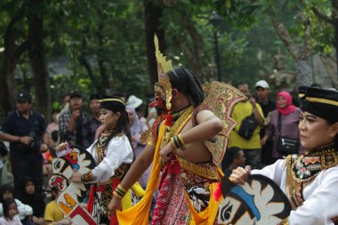 Jakarta, Endonezya. 10 Nisan 2024. Reyog Ponorogos TMII 'de gösterildi, Jakarta pek çok ziyaretçinin ilgisini çekti