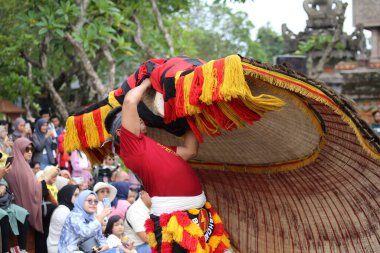 Jakarta, Endonezya. 10 Nisan 2024. Jakartas 'taki Reyog Ponorogo TMII açık sahnede çok sayıda seyirciyi cezbetti.