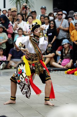 Jakarta, Endonezya. 10 Nisan 2024. Jakarta 'nın TMII' sindeki açık sahne, Reyog Ponorogo 'nun sahne almasıyla berabere kaldı.