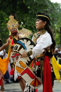 Jakarta, Endonezya. 10 Nisan 2024. Jakarta 'nın TMII' sindeki açık sahne, Reyog Ponorogo 'nun sahne almasıyla berabere kaldı.