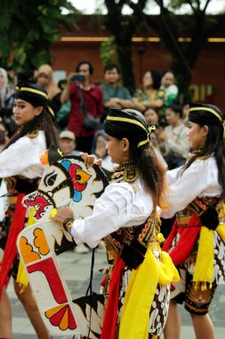 Jakarta, Endonezya. 10 Nisan 2024. TMII, Jakarta ve Reyog Ponorogos 'un performansı ziyaretçiler arasında bir hit oldu.