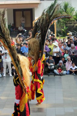 Jakarta, Endonezya. 10 Nisan 2024. Cakarta 'daki TMII açık sahnesindeki Reyog Ponorogo kalabalığı cezbetti.