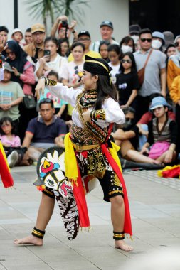 Jakarta, Endonezya. 10 Nisan 2024. İzleyiciler TMII, Jakarta 'daki Reyog Ponorogo tarafından hayran bırakıldı.