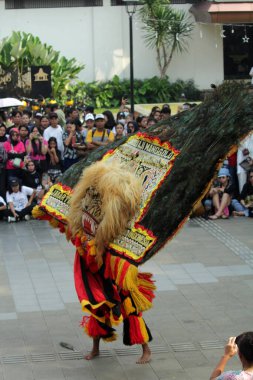 Jakarta, Endonezya. 10 Nisan 2024. İzleyiciler TMII, Jakarta 'daki Reyog Ponorogo tarafından hayran bırakıldı.