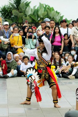 Jakarta, Endonezya. 10 Nisan 2024. TMII, Jakarta 'daki Reyog Ponorogo halk sanatı çok dikkat çekti.