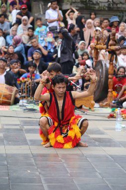 Jakarta, Endonezya. 10 Nisan 2024. TMII ve Jakarta 'daki ziyaretçilere muhteşem bir Reyog Ponorogo gösterisi sunuldu.