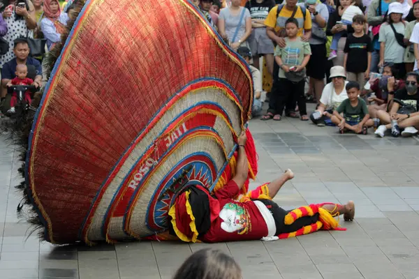 Jakarta, Endonezya. 10 Nisan 2024. TMII, Jakarta 'daki Reyog Ponorogo halk sanatı geniş bir kitleyi açık sahnesine çekti.