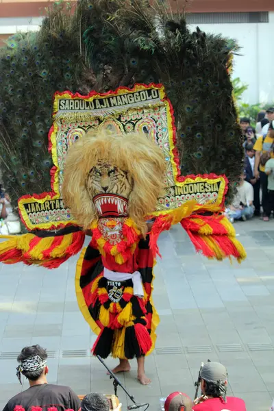 Jakarta, Endonezya. 10 Nisan 2024. Reyog Ponorogos 'un canlı gösterisi Cakarta' da ziyaretçileri büyüledi.