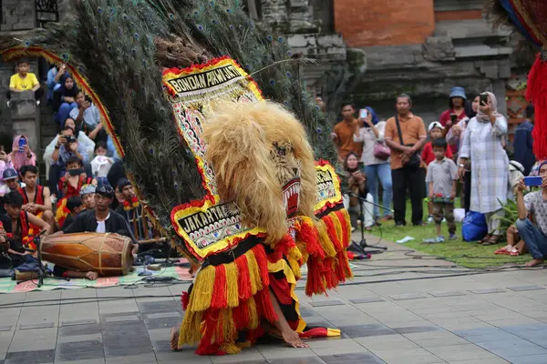 Jakarta, Endonezya. 10 Nisan 2024. TMII, Jakarta ve Reyog Ponorogos 'un performansı ziyaretçiler arasında bir hit oldu.