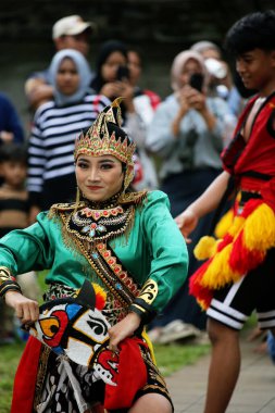 Jakarta, Endonezya. 10 Nisan 2024. TMII 'de Reyog Ponorogos performansı, Jakarta birçok kişiyi büyüledi