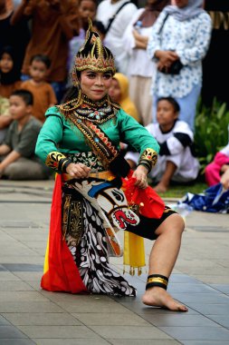 Jakarta, Endonezya. 10 Nisan 2024. Reyog Ponorogo, TMII 'in açık sahnesinde Jakarta' da kalabalıklara yer verdi.