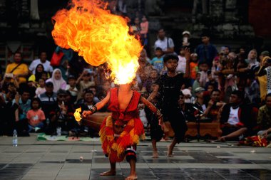 Jakarta, Endonezya. 10 Nisan 2024. Reyog Ponorogo, TMII, Jakarta 'nın açık sahnesine izleyicileri çekti.