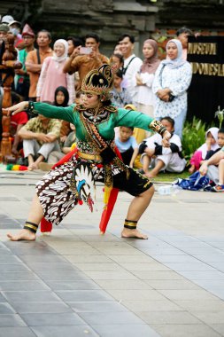 Jakarta, Endonezya. 10 Nisan 2024. Cakarta 'daki TMII açık sahnesinde Reyog Ponorogo' nun ilgi çekici bir performansı yer aldı.