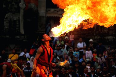 Jakarta, Endonezya. 10 Nisan 2024. Cakarta 'daki TMII açık sahnesinde Reyog Ponorogo' nun ilgi çekici bir performansı yer aldı.