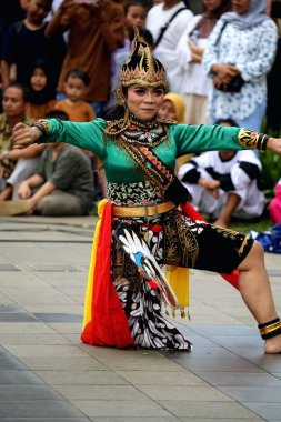Jakarta, Endonezya. 10 Nisan 2024. İzleyiciler Reyog Ponorogo 'nun performansını izlemek için TMII, Jakarta' da toplandılar.