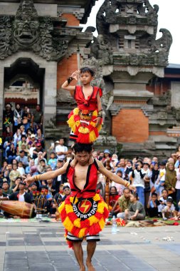 Jakarta, Endonezya. 10 Nisan 2024. TMII, Jakarta 'daki Reyog Ponorogo şovu, büyük bir seyirci çekti.