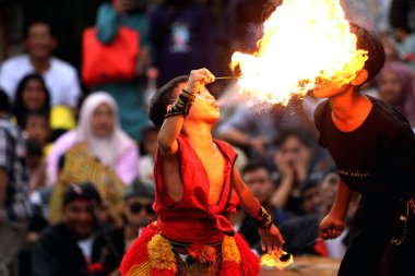 Jakarta, Endonezya. 10 Nisan 2024. TMII, Jakarta 'daki Reyog Ponorogo şovu, büyük bir seyirci çekti.