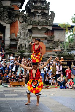 Jakarta, Endonezya. 10 Nisan 2024. Ziyaretçiler Cakarta 'daki TMII açık sahnesinde Reyog Ponorogo tarafından büyülendiler.