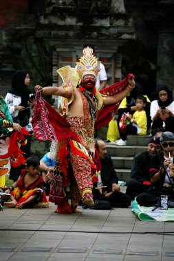 Jakarta, Endonezya. 10 Nisan 2024. Reyog Ponorogos, Cakarta 'da sahnenin açılışında seyirciyi büyüledi