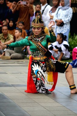 Jakarta, Endonezya. 10 Nisan 2024. Reyog Ponorogo 'nun Jakarta TMII' deki performansı seyircileri büyüledi.