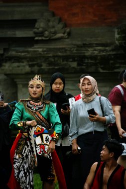 Jakarta, Endonezya. 10 Nisan 2024. Halk sanatı meraklıları Reyog Ponorogo 'yu görmek için Cakarta' da TMII 'nin açık sahnesine akın ettiler.