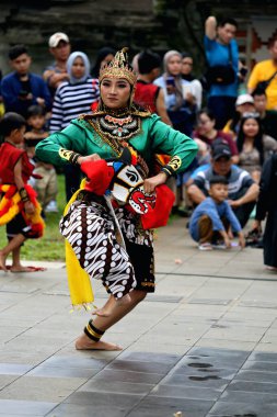 Jakarta, Endonezya. 10 Nisan 2024. Cakarta 'da TMII' ler pek çok izleyiciyi çeken Reyog Ponorogo performansına ev sahipliği yaptılar.