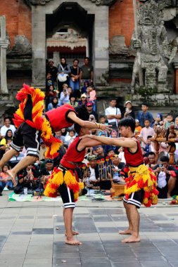 Jakarta, Endonezya. 10 Nisan 2024. TMII, Jakarta 'daki Reyog Ponorogo halk sanatı geniş bir kitleyi açık sahnesine çekti.