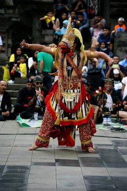 Jakarta, Endonezya. 10 Nisan 2024. TMII 'deki açık sahnede, Cakarta Reyog Ponorogo' yu sergileyerek ziyaretçileri büyüledi