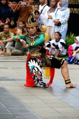 Jakarta, Endonezya. 10 Nisan 2024. TMII 'deki açık sahnede, Cakarta Reyog Ponorogo' yu sergileyerek ziyaretçileri büyüledi