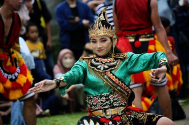 Jakarta, Endonezya. 10 Nisan 2024. TMII 'deki açık sahnede, Cakarta Reyog Ponorogo' yu sergileyerek ziyaretçileri büyüledi