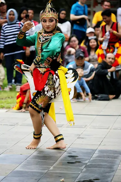 Jakarta, Endonezya. 10 Nisan 2024. Cakarta 'daki TMII açık sahnesinde Reyog Ponorogo' nun ilgi çekici bir performansı yer aldı.