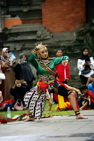 Jakarta, Endonezya. 10 Nisan 2024. Jakartas TMII 'de çok sayıda ziyaretçinin katıldığı Reyog Ponorogo yer aldı.