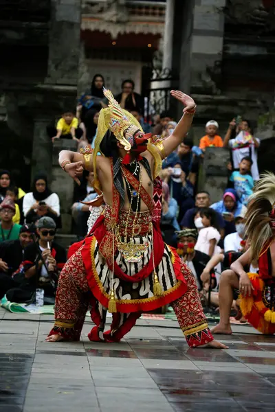Jakarta, Endonezya. 10 Nisan 2024. Reyog Ponorogo 'nun Jakartas TMII açık sahnesindeki performansı bir ziyaretçi mıknatısıydı.