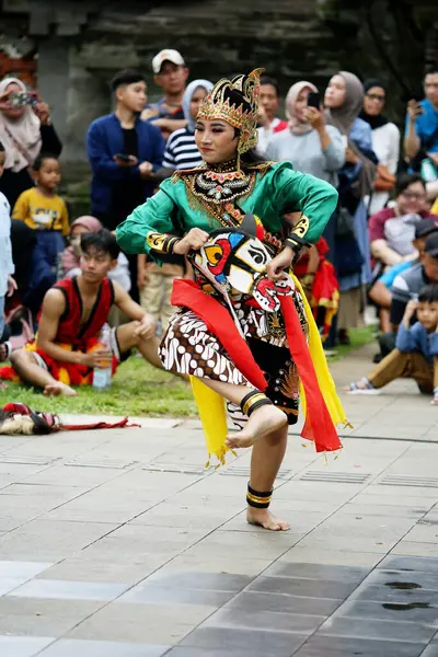 Jakarta, Endonezya. 10 Nisan 2024. Cakarta 'da TMII' ler pek çok izleyiciyi çeken Reyog Ponorogo performansına ev sahipliği yaptılar.