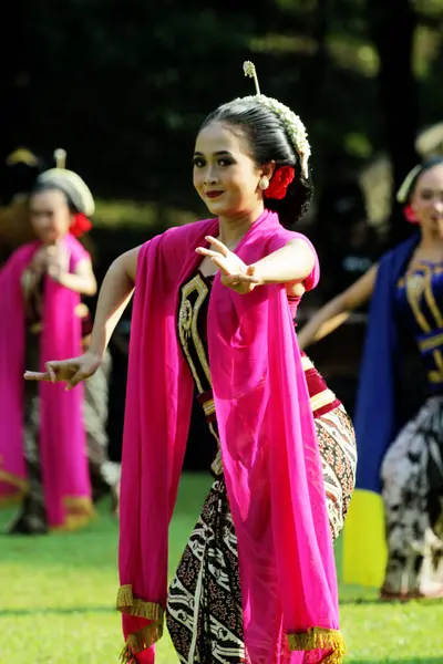 Solo, Endonezya. 29 Nisan 2024. Geleneksel dans 