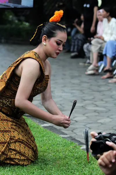 Solo, Endonezya. 29 Nisan 2024. Geleneksel dans 