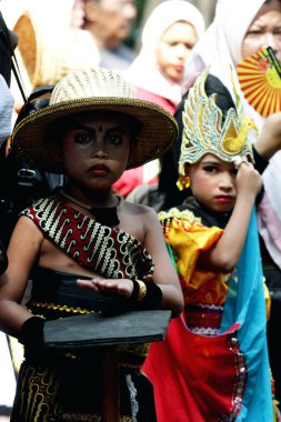 Solo, Endonezya. 29 Nisan 2024. Fotoğraf, 2024 ISI Surakarta, Central Java 'da düzenlenen Dünya Dans Günü' nde insanların etkinliklerini gösteriyor.