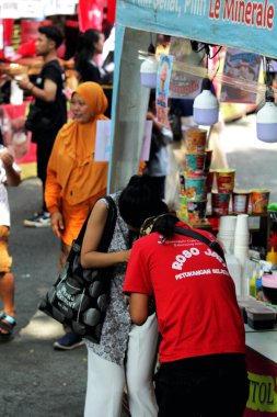Solo, Endonezya. 29 Nisan 2024. Fotoğraf, 2024 ISI Surakarta, Central Java 'da düzenlenen Dünya Dans Günü' nde insanların etkinliklerini gösteriyor.